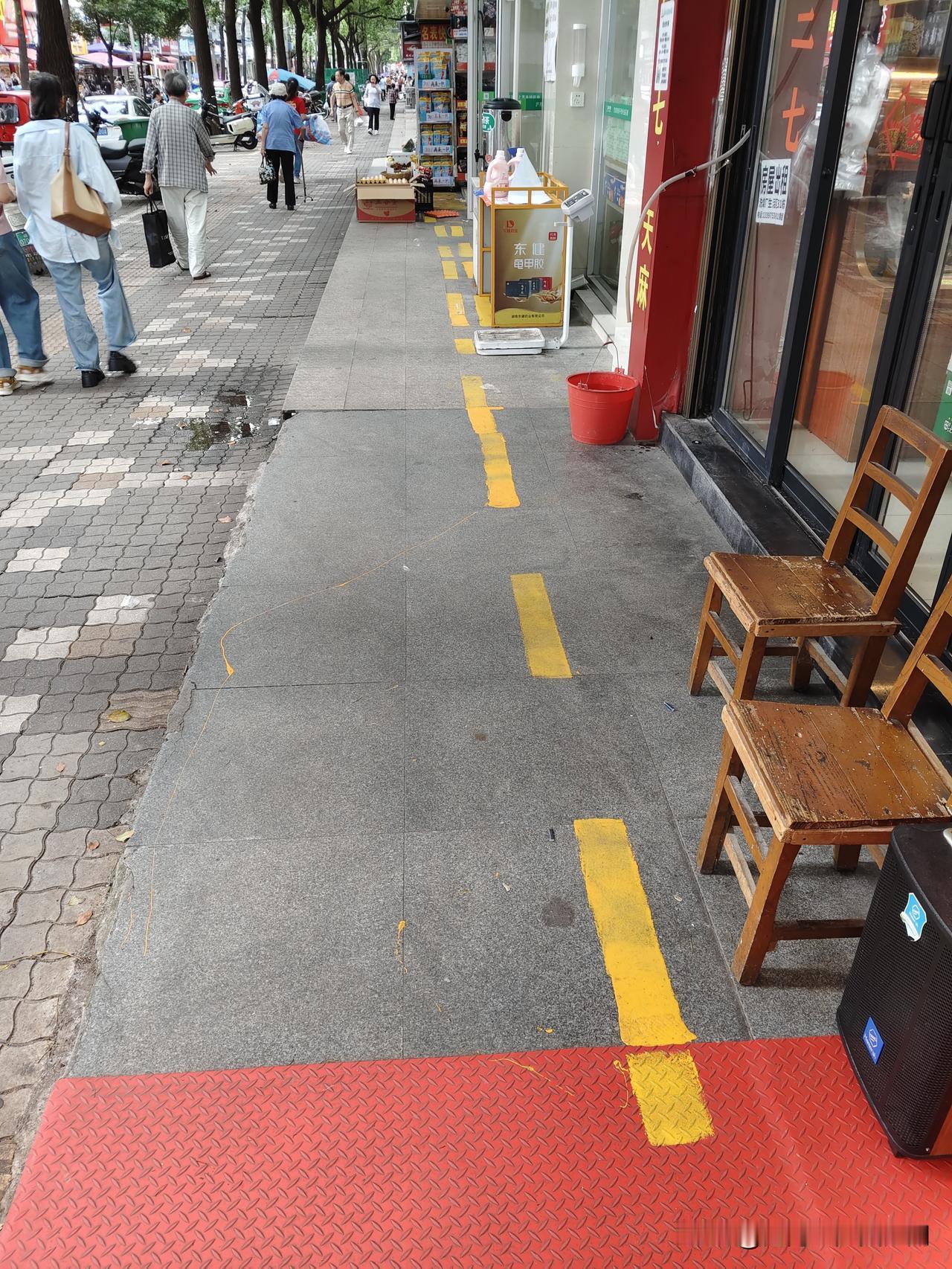 株洲又出新花样了，所有临街店铺黄线外禁止摆摊。这线画的真够任性的，不知道会
