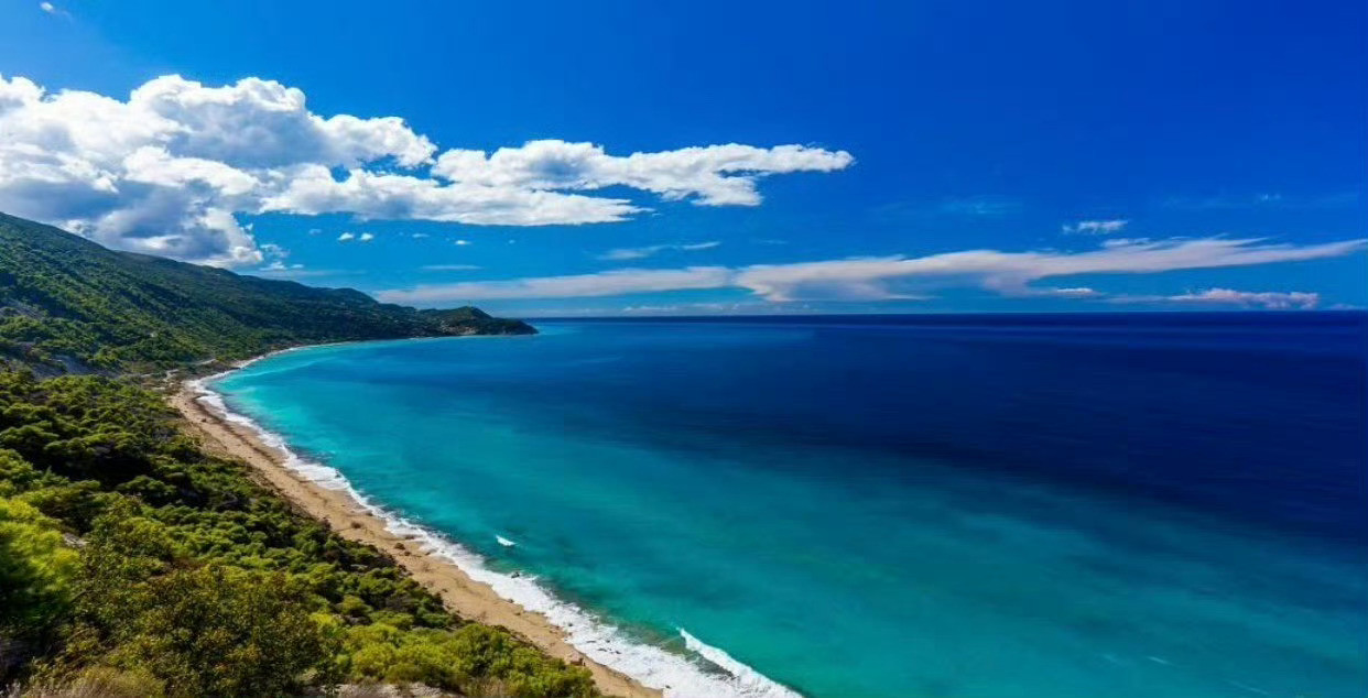 我们一起去涠洲岛踏浪，可好？在这个处处浸透着蓝色的海外仙山，我们似