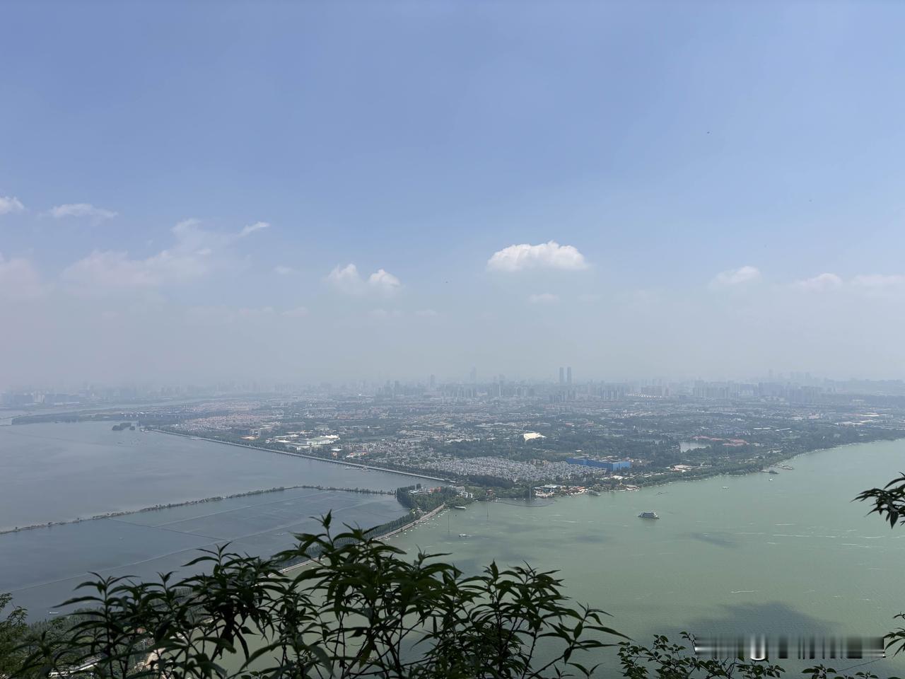 我认为可以要。分手之后，如果两人没有复合的可能，应该理直气壮向对方索要礼物，