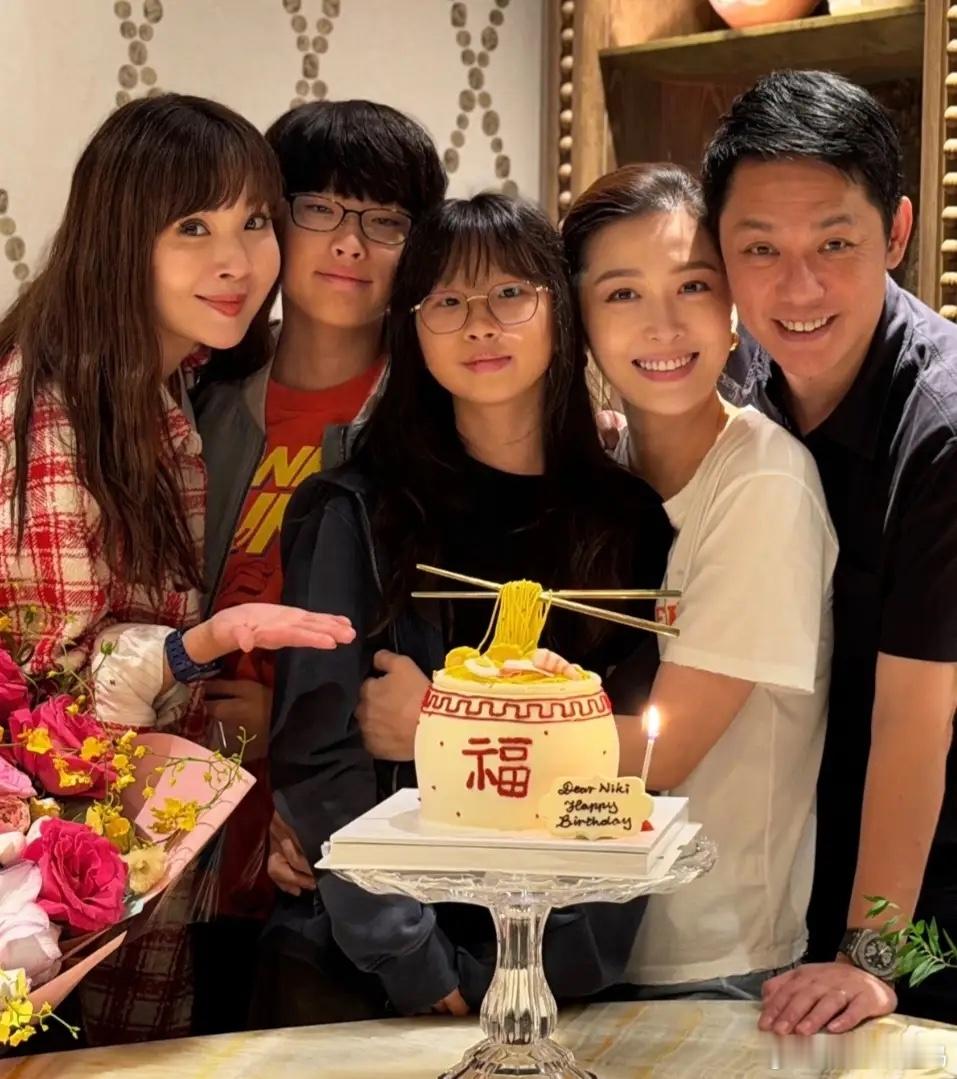 周励淇47岁生日，傅程鹏和儿子送香吻，吴千语杨怡罗子溢到场庆贺！​​​