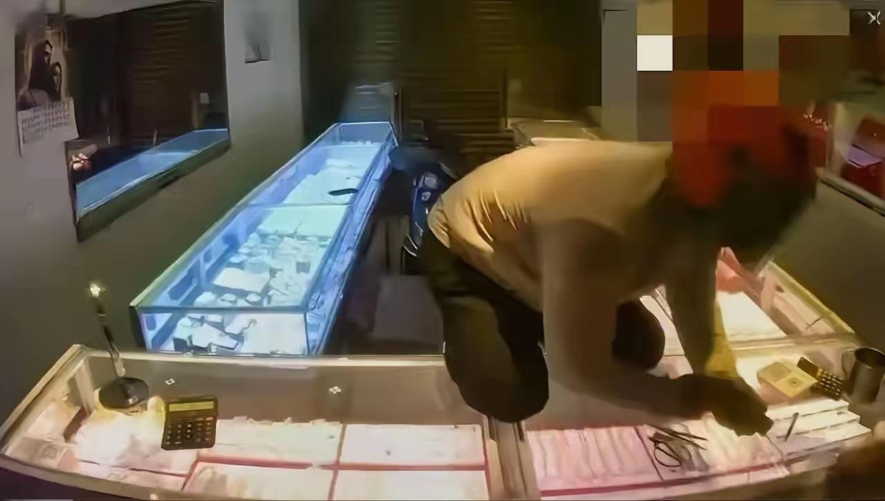 2026年1月21日，福建平潭，有人抢劫金店！现在这种环境还有人敢抢金店？到