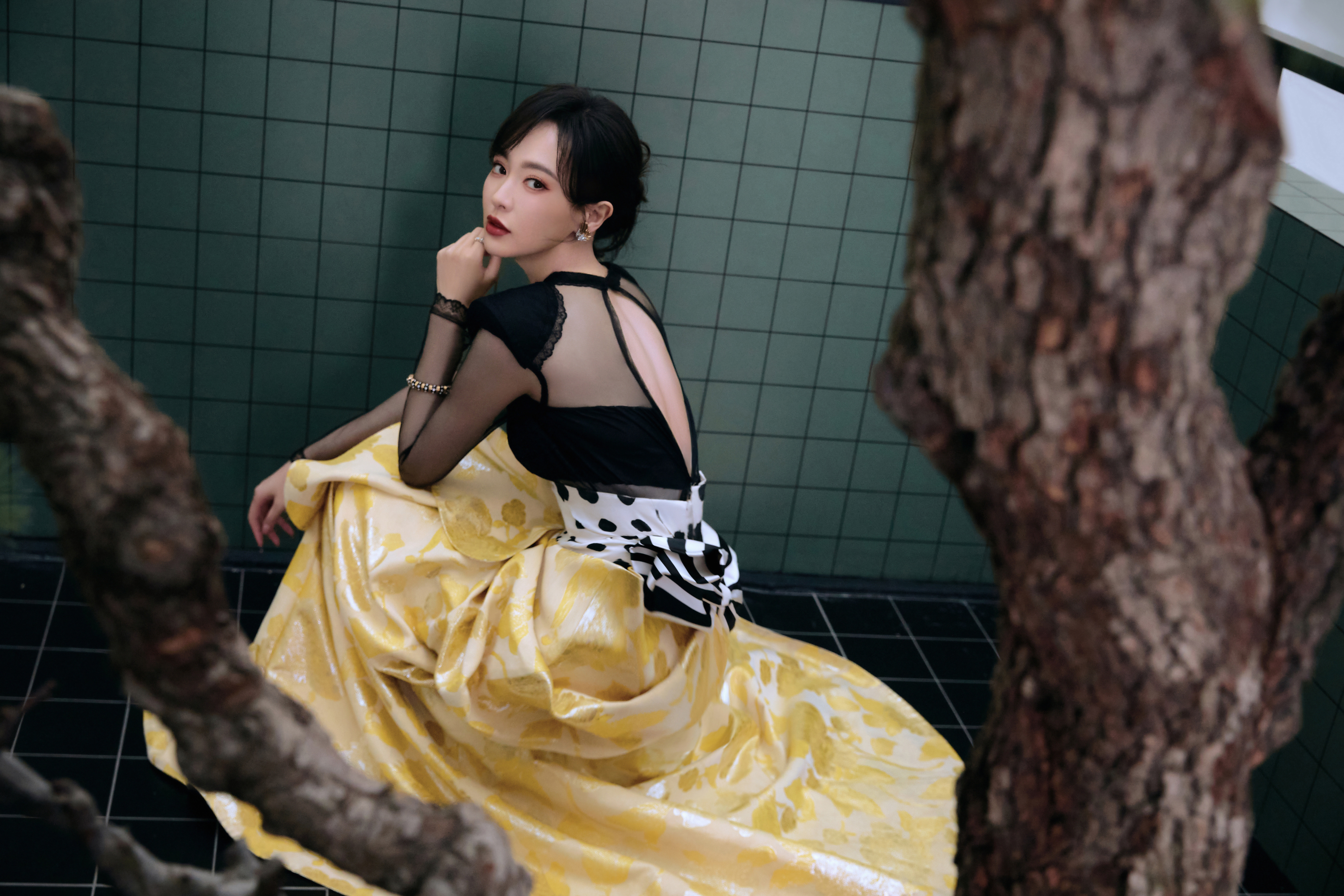 唐嫣 马蹄声声辞旧岁，烟火岁岁映华堂🧨把所有的烦恼都留在旧年，马年我们只谈欢喜