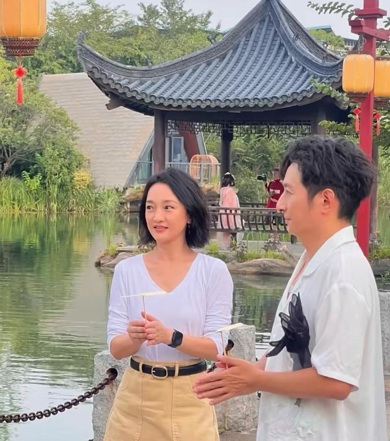 51岁的周迅，穿小短裙还像小姑娘，她真是太有灵气了……很少见到这样的女子，满眼
