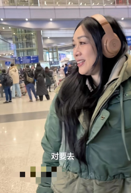 钟丽缇今年56岁了吧，好灵动的眼神，笑容很俏皮，比美颜好看太多了