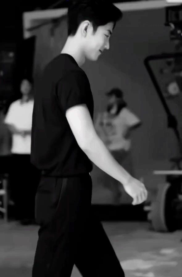 戏火了，人却躲进剧组肖战把《藏海传》8.5分的高热度全留给角色，自己关掉手机