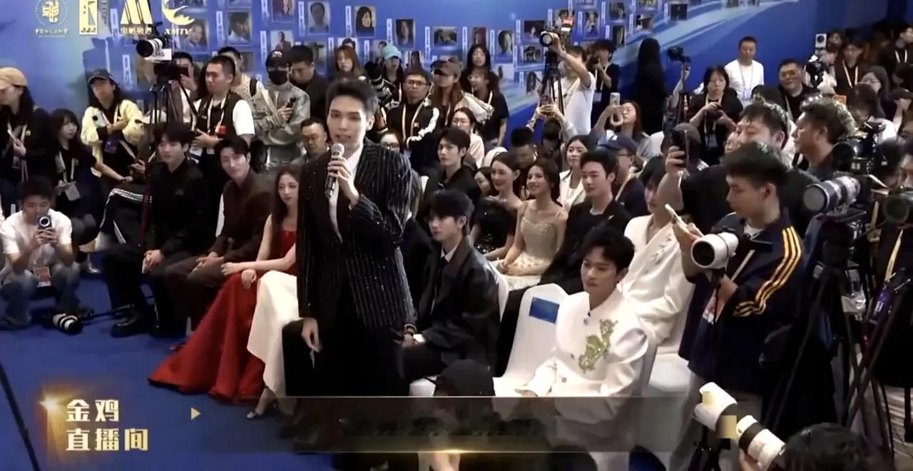 一间宿舍，四段征途：最好的影响是各自发光金鸡奖的聚光灯下，刚斩获最年轻影帝