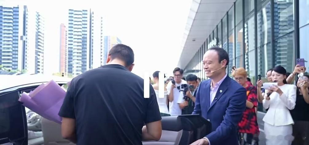 腾势Z9S上市9月24日10时，腾势汽车正式举办腾势Z9S全球首批车主交付仪式。
