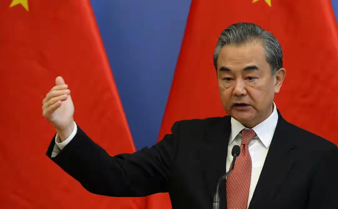 竟然没想到！英国才是最大的不确定性。英国鲍威尔才和王毅外长碰过面，眨眼间就给