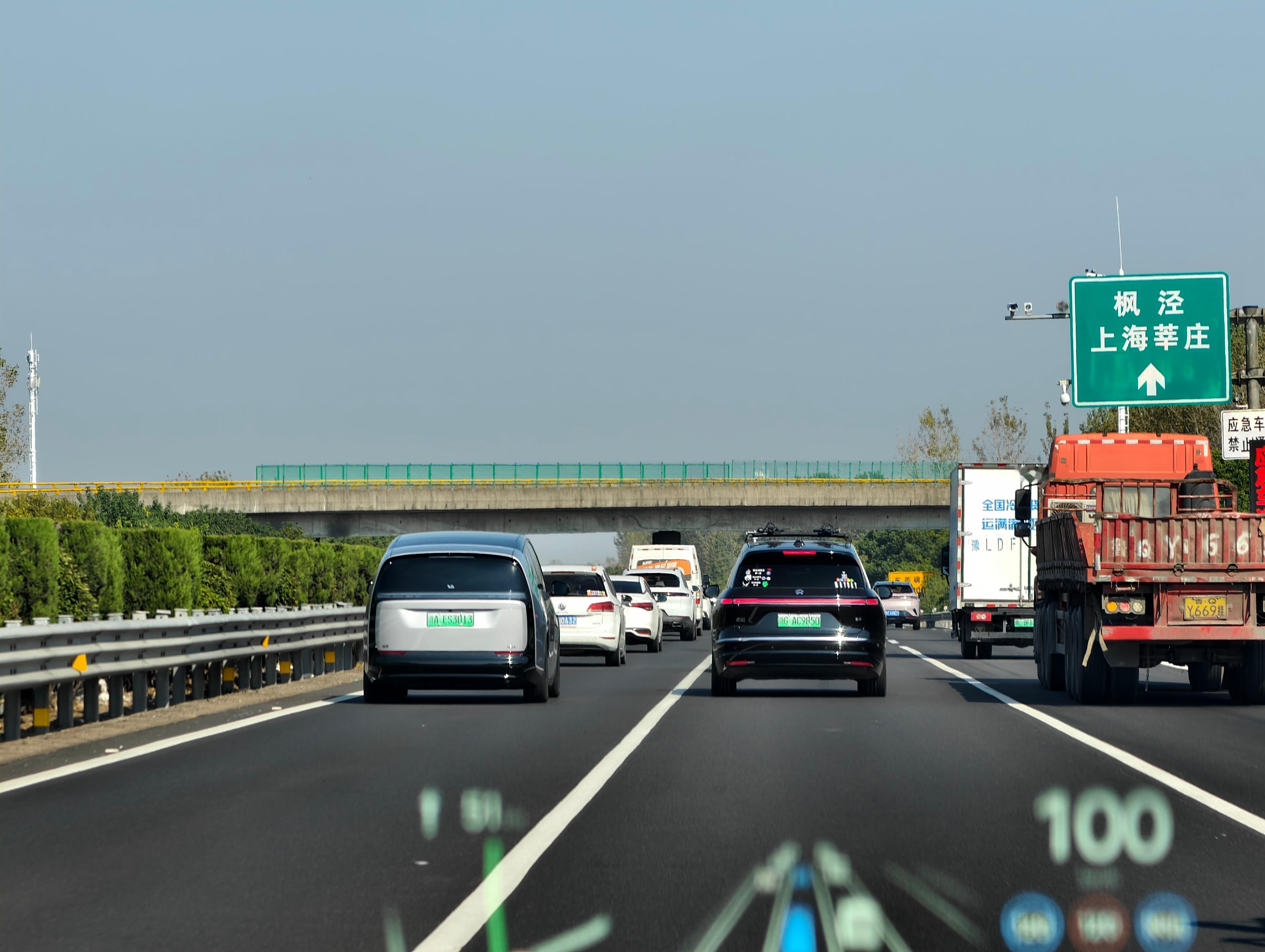 理想MEGA和蔚来新ES8同框。