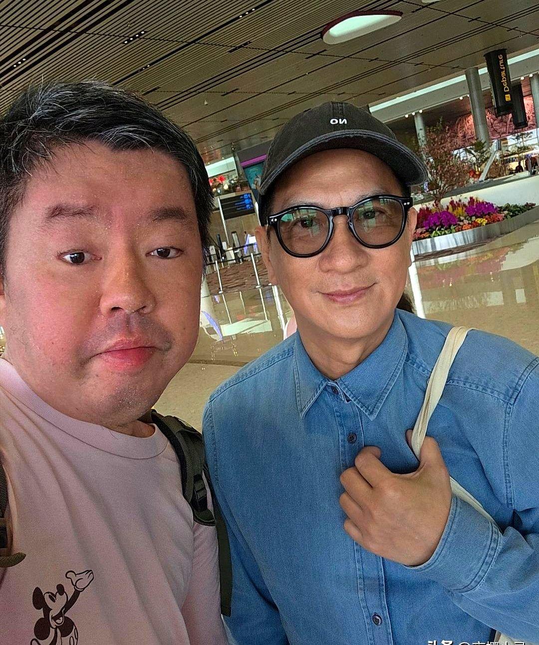 关咏荷这状态，说她60多岁谁信？！最近在新加坡机场，有人撞见张家辉两口子。关