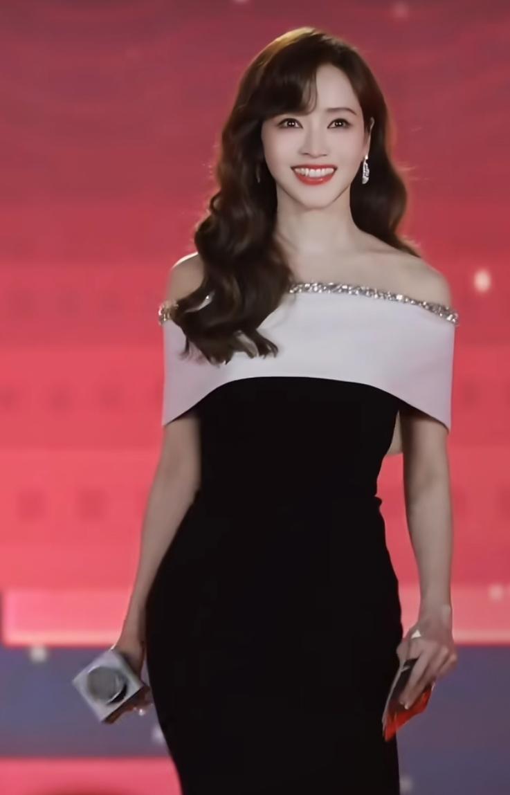 大家发现没？侯佩岑真是太牛了就她妈妈的那些事儿，搁别的明星身上，完全是没