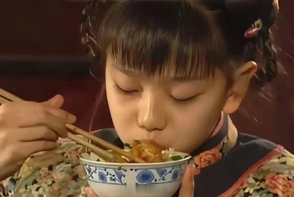 拍摄《还珠格格》时，因缺乏仿真菜，琼瑶坚持全用真菜进行拍摄。​​​