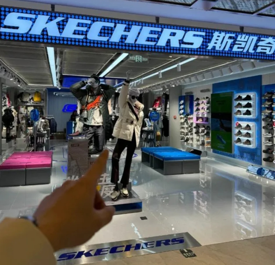 斯凯奇退市的真正原因。不是输给了咱们的安踏、李宁。更不是因为鞋子质量太差