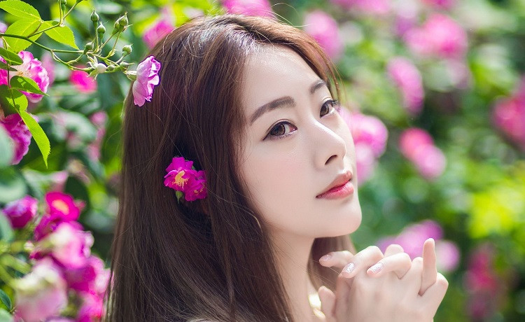 中年男女，如果真的产生感情了，千万别纠缠下去。这时，两个人都要冷静下来，不要再