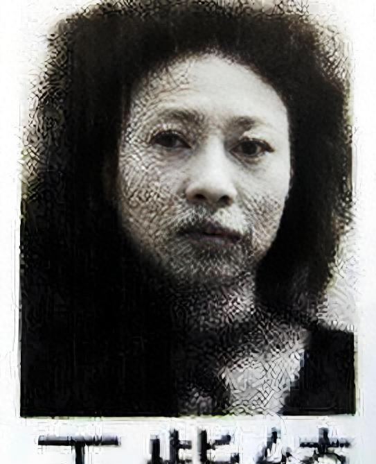 王紫绮，一个重庆普通家庭出来的女人，把“亮点茶楼”搞成了人间地狱。她家供着三米高