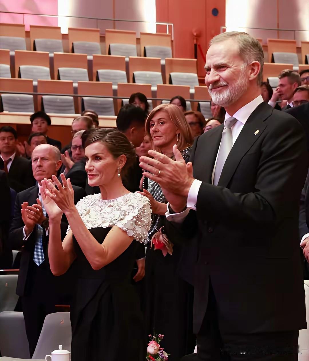 这一对不被看好的婚姻，竟然活成了幸福婚姻的典范样本。西班牙国王费利佩六世与王