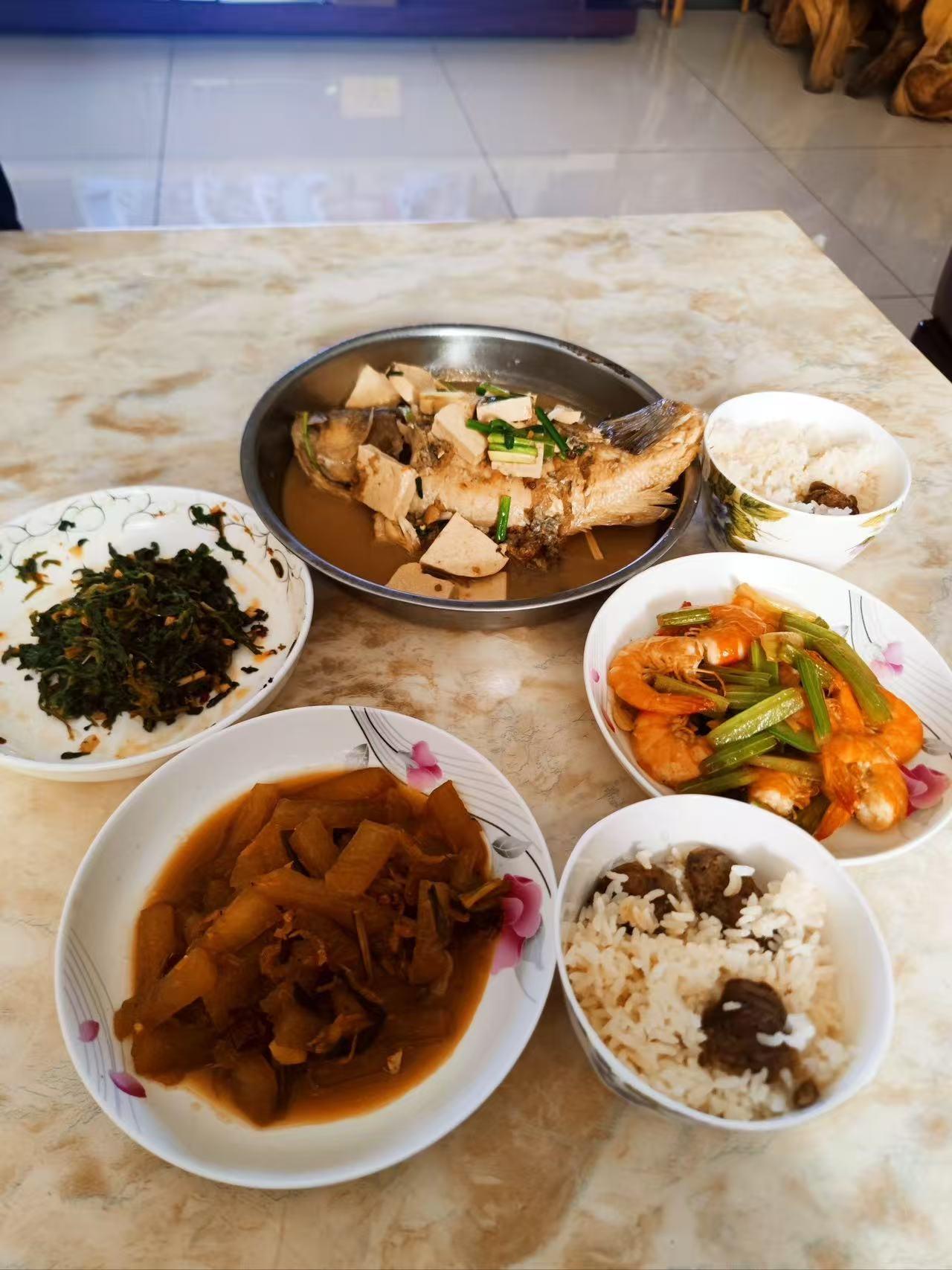 今早跟老公吵了一架。起因说出来你们可能都不信——就为了一斤虾。早上一起去买菜