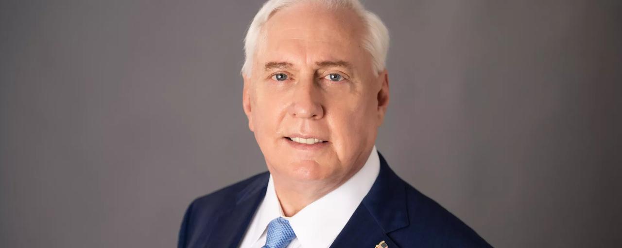 一位美国退役上校在镜头前淡淡地说了一句话，瞬间让原本剑拔弩张的访谈氛围凝固了。他