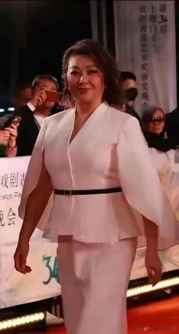 58岁江珊都胖成这样了，你还有什么不能释怀的呢？曾经的江山水乡美女，唱着梦里