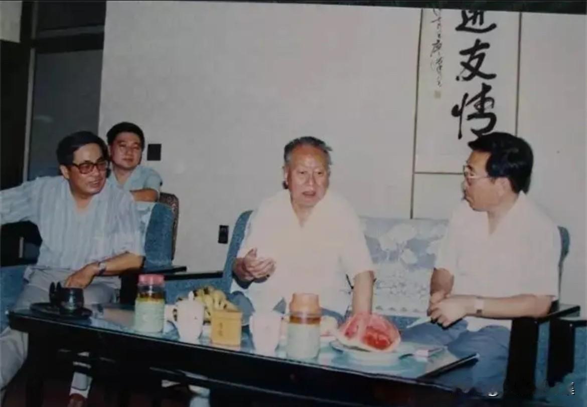 1991年8月，华国锋同志回到家乡山西交城，在当地住了近一个星期。期间，他走访了