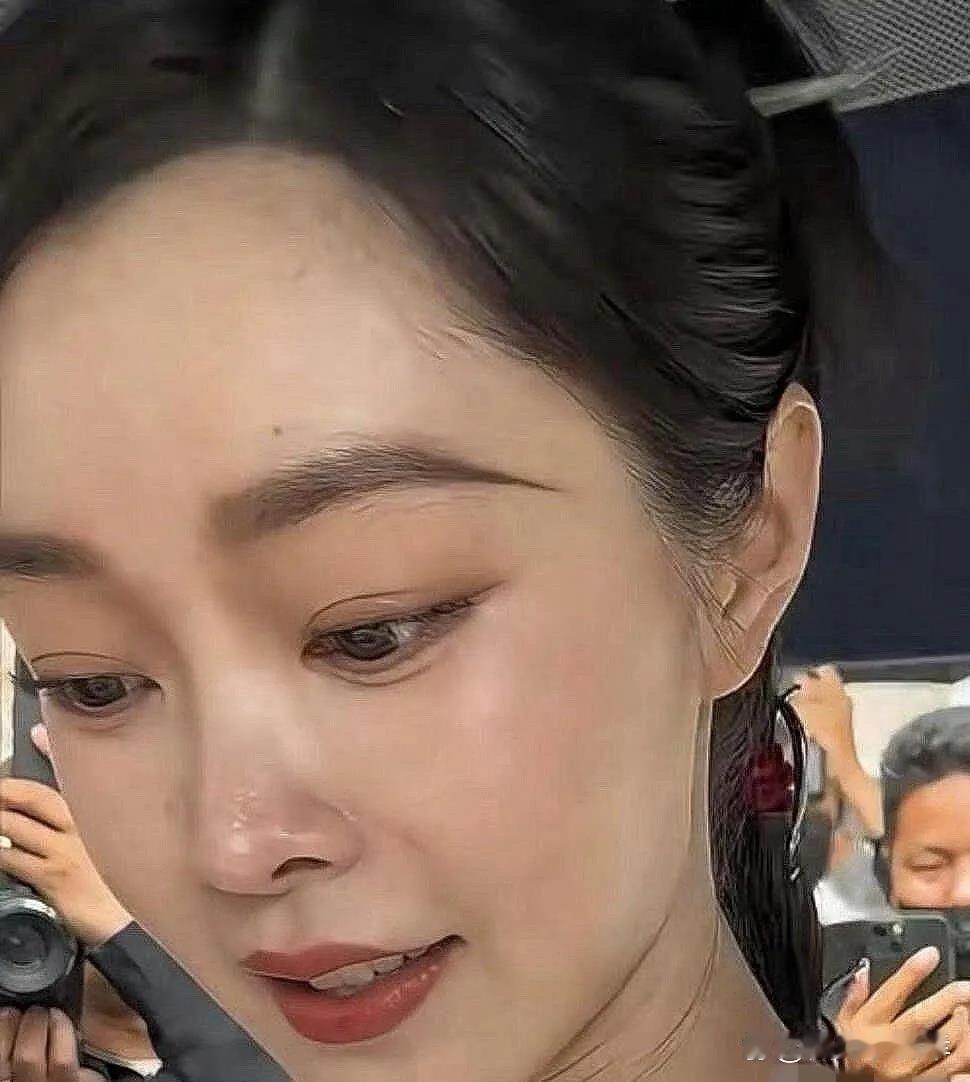 宋轶这皮肤状态真的绝了！怼脸镜头下连小瑕疵都看得一清二楚，完全没有厚重滤镜的痕迹