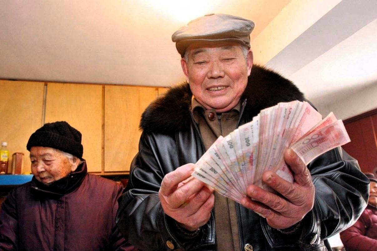 有高退休金的老人活得太爽了。拎着西瓜站在公公家门口时，我愣住了。门缝里钻出的冷