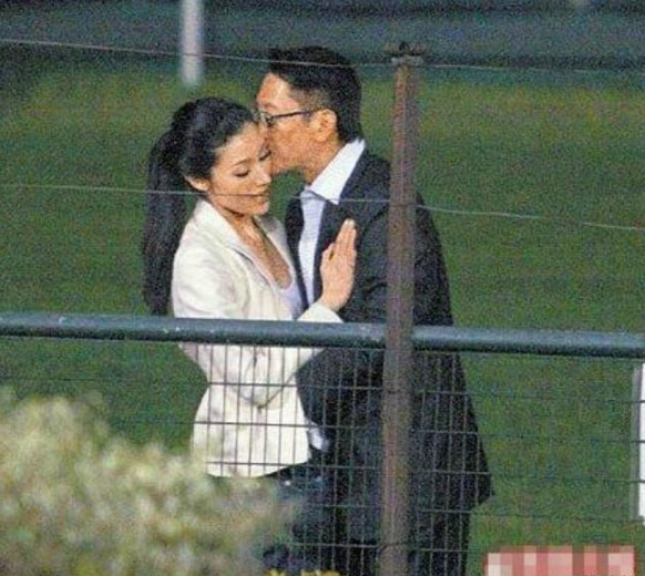 当年，许晋亨执意要娶李嘉欣进门，许父放下话说：“娶她进门，就别想分遗产。”身为独