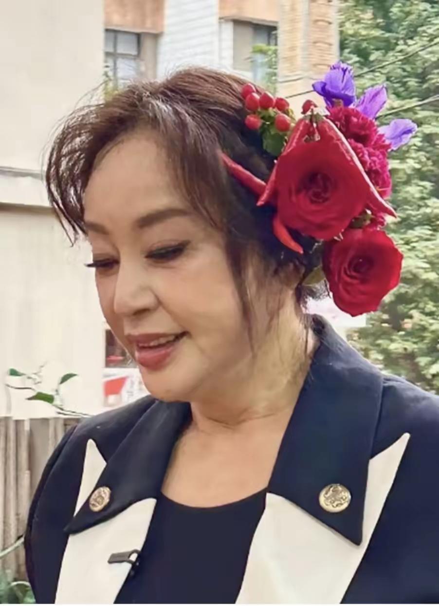 乍一看，还以为是老版的杨二车娜姆。感觉刘晓庆有些魔怔了，装扮愈发离谱，审美也愈