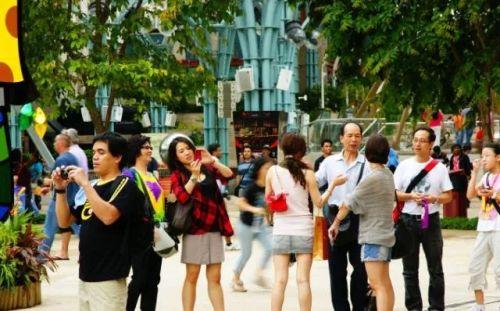 有位新加坡网友发帖直言：“我实在无法接受以游客身份踏入中国”，还坦言一想到会被中