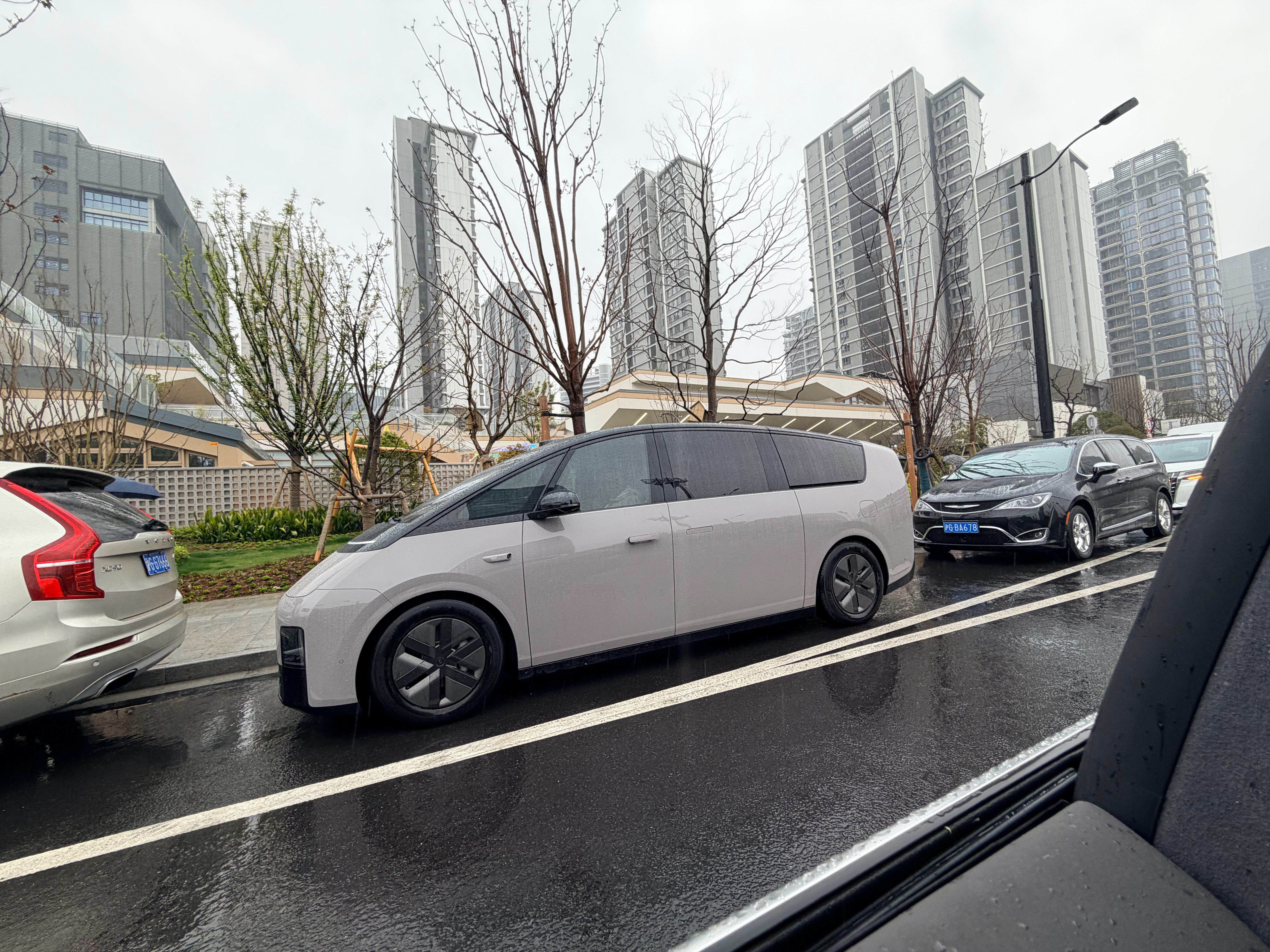 早上来带娃面试，门口全是mpv理想mega非常显眼不过面的咋样还不知道