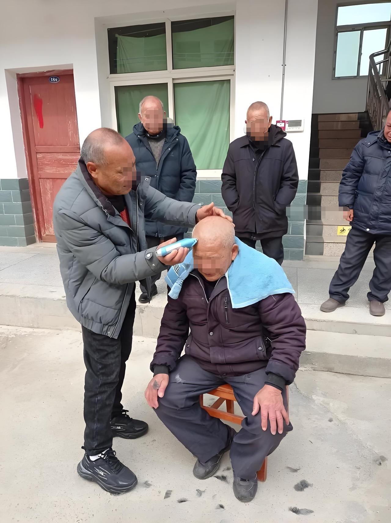 我发现农村大多数五保户，都是由近亲戚代为赡养和照顾。这些五保户，吃、穿、住、