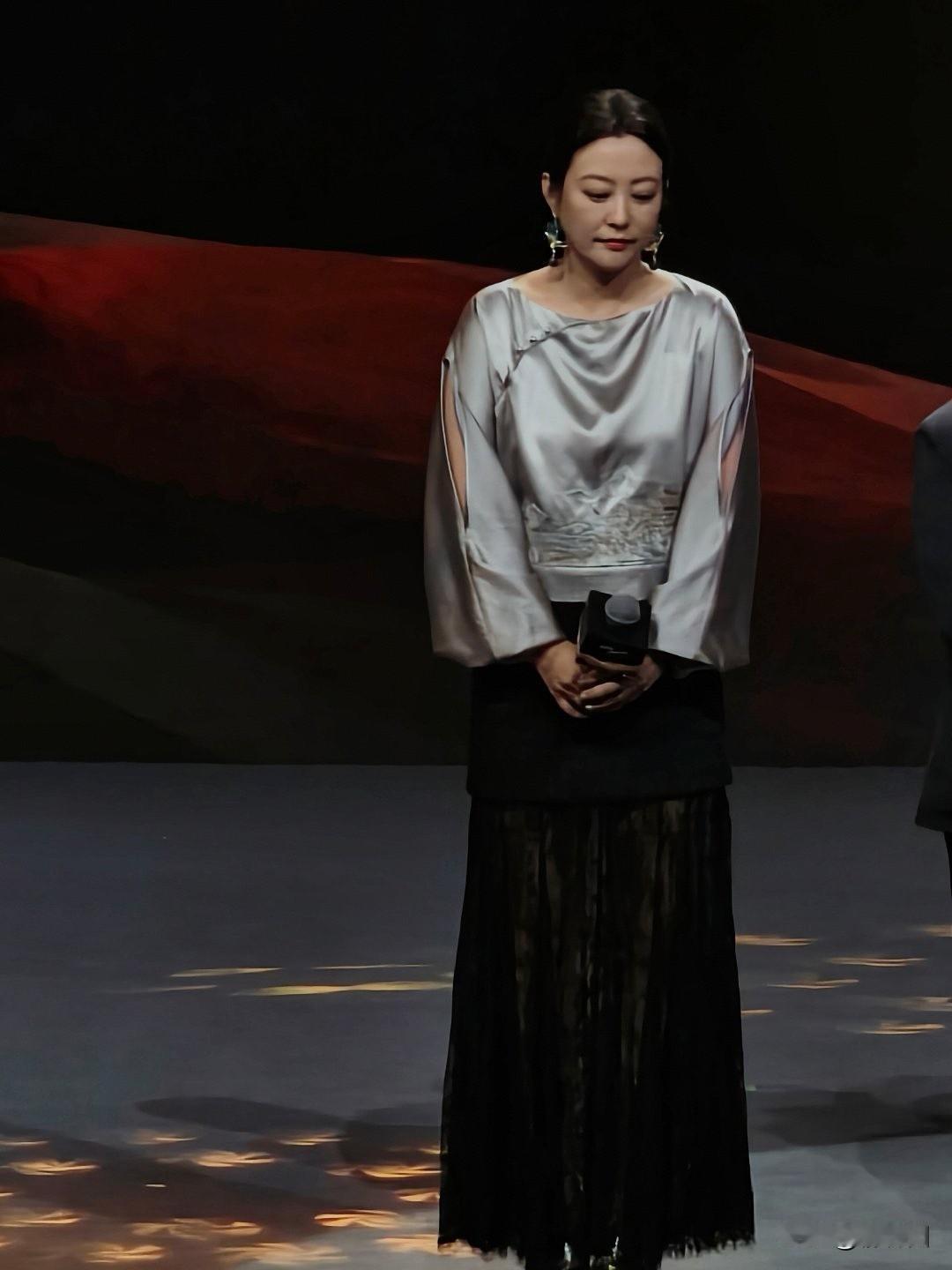 47岁郝蕾暴露身材缺陷，含胸驼背越来越明显了。都说美人在骨不在皮，郝蕾年轻时