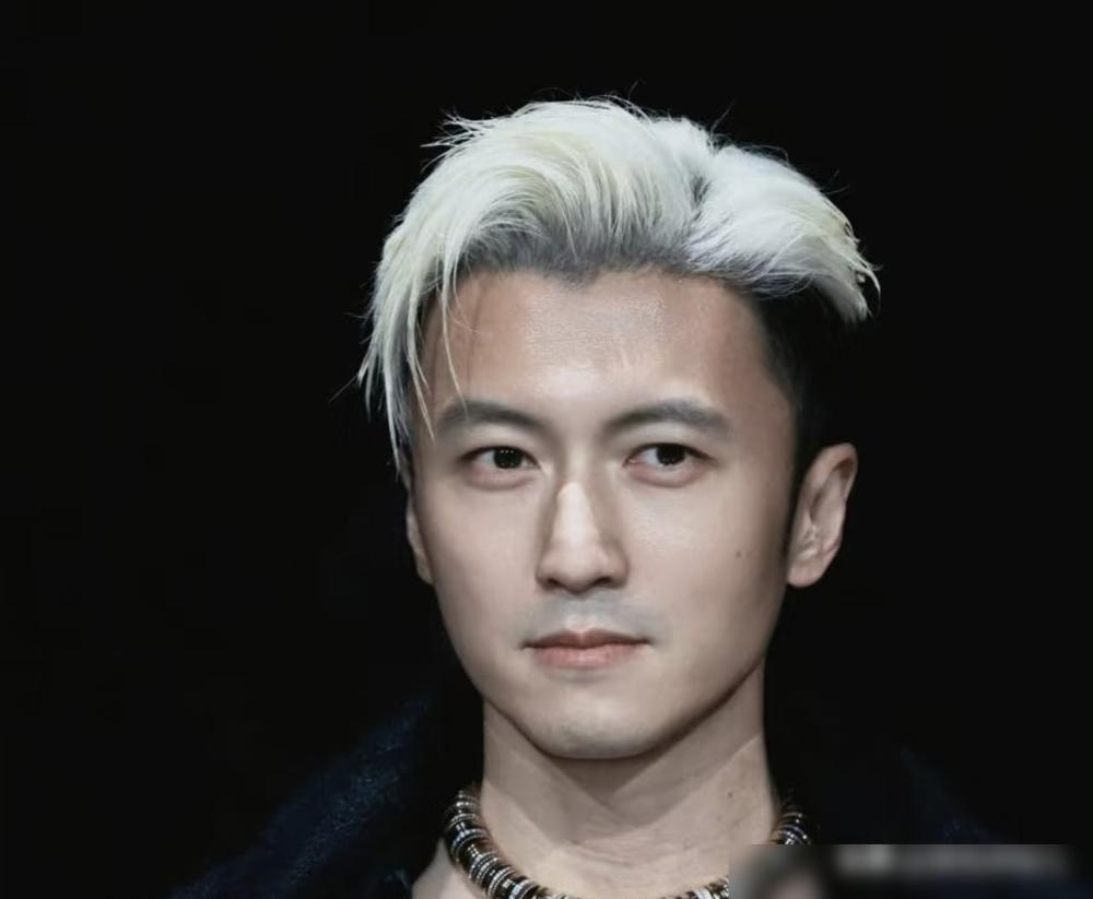 早上才到，彩排都没赶上，照样压轴登台。23岁，从14米高空跳下。43岁，
