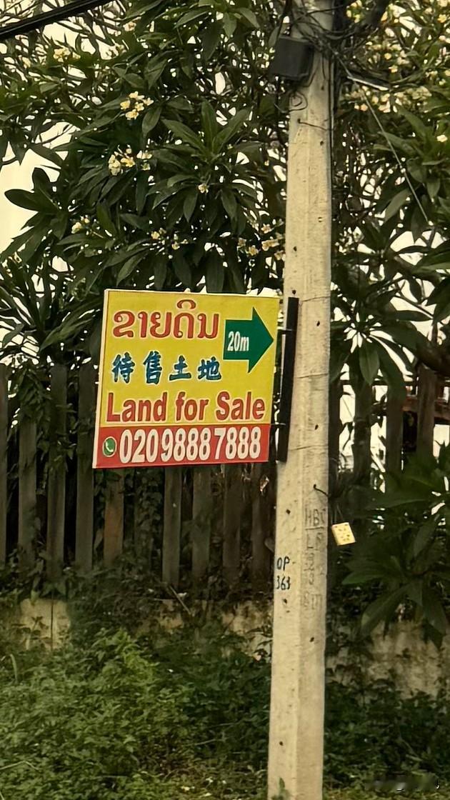 老挝琅勃拉邦街头，中国元素好多，在世界各地几乎有人的地方就有中国人，他们开创出各