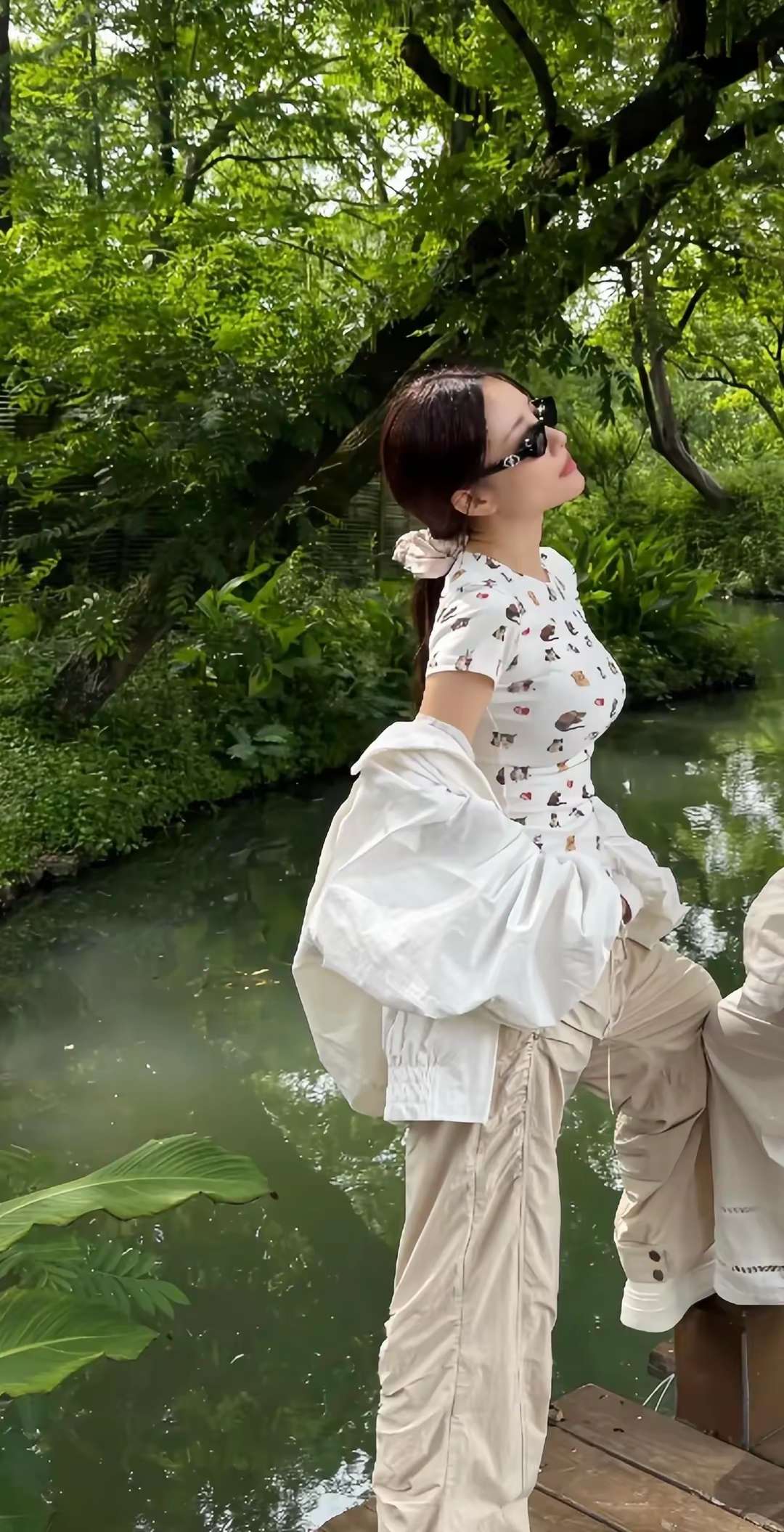 李小璐与友人西湖游船，43岁离异单身还像18少女，快活似神仙！