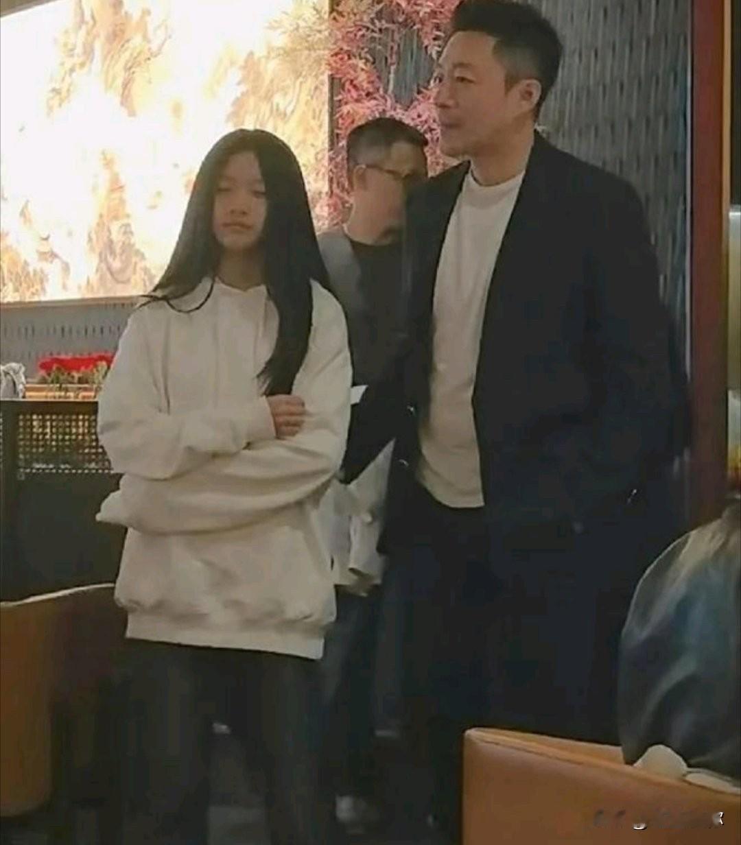 小玥儿总下意识双手抱胸，那不是习惯，是她给自己筑的墙。父母的一地鸡毛、母亲离世的