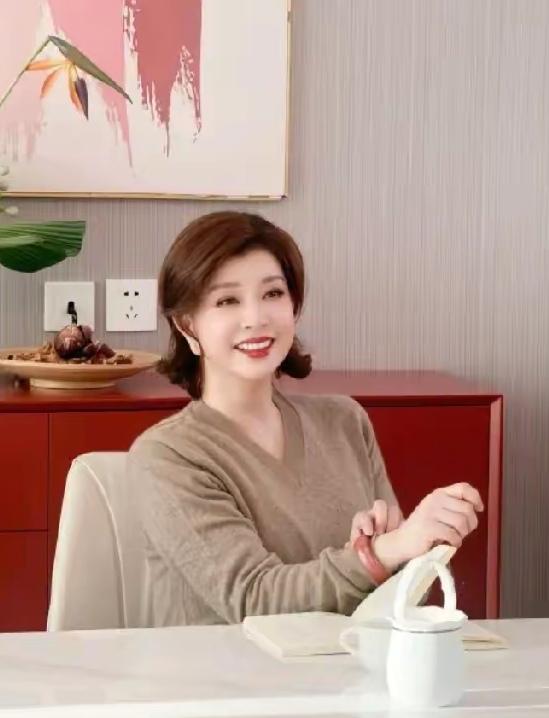 刘晓庆真活的很通透很自信，很潇洒。随时随地都把自己P得又年轻又漂亮，随时随地都保