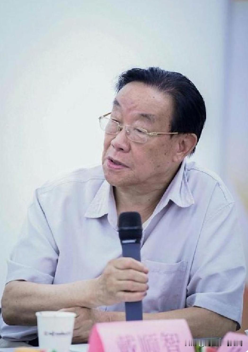 他曾历任南京市市长、市委书记。1932年出生，江苏江宁人，哈尔滨工业大学毕业。留