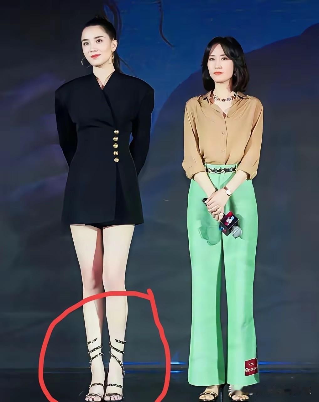 两人合照，才知道谁最漂亮。