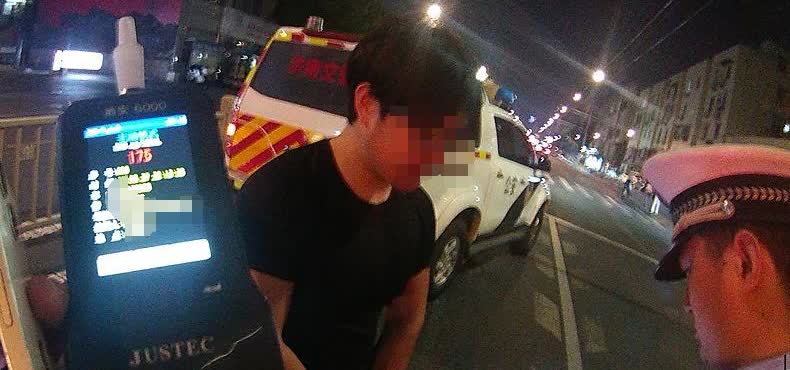 头盔不戴还醉驾，“演技”再好也难逃法网近日，济南市公安局交警支队历下区大队在