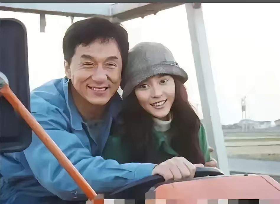 成龙早期和女演员的合影说实话成龙颜值还是不差的虽然他走的是糙汉路线[呲牙笑]