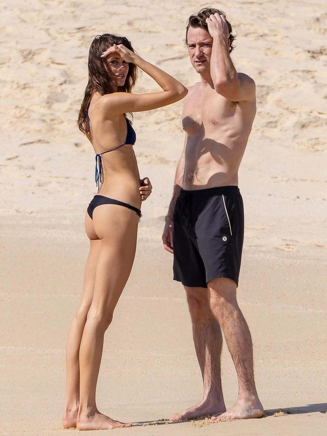 KaiaGerber和男友LewisPullman的沙滩look🏖️