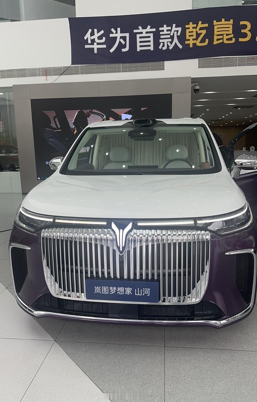 这车后排简直是个移动会客厅，零重力座椅一躺，长途旅行再也不怕腰酸背痛了。