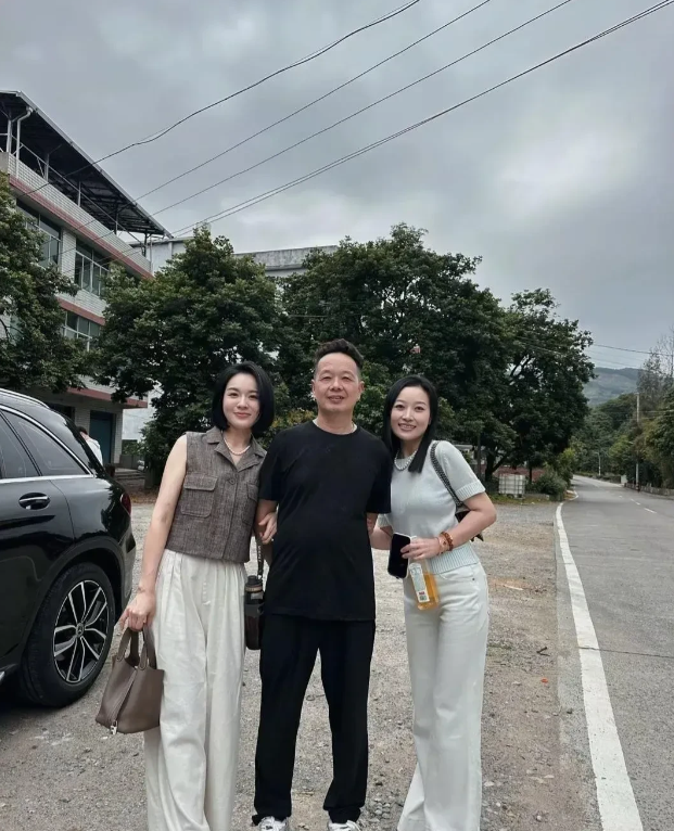 不怪大叔一脸幸福，换谁谁不是。