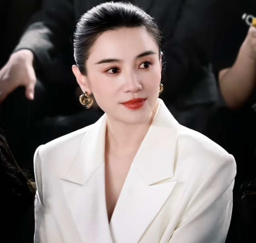 你们发现了没有，宋佳不管出席啥活动，她总是万年不变的保持一种发型。将头