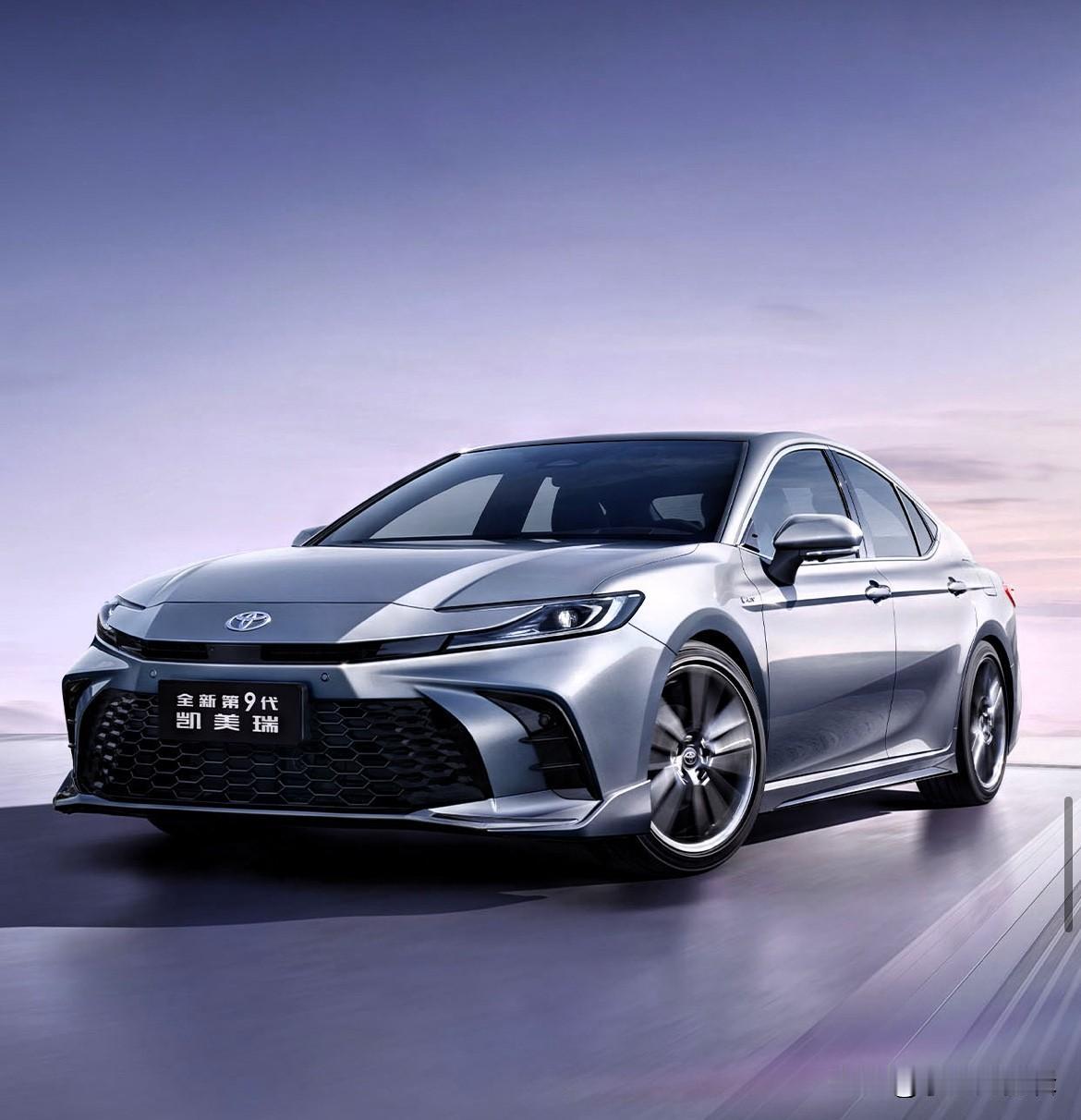 丰田凯美瑞双擎值不值得买?朋友选家用B级车时，他在新能源插混和凯美瑞双擎之间纠结