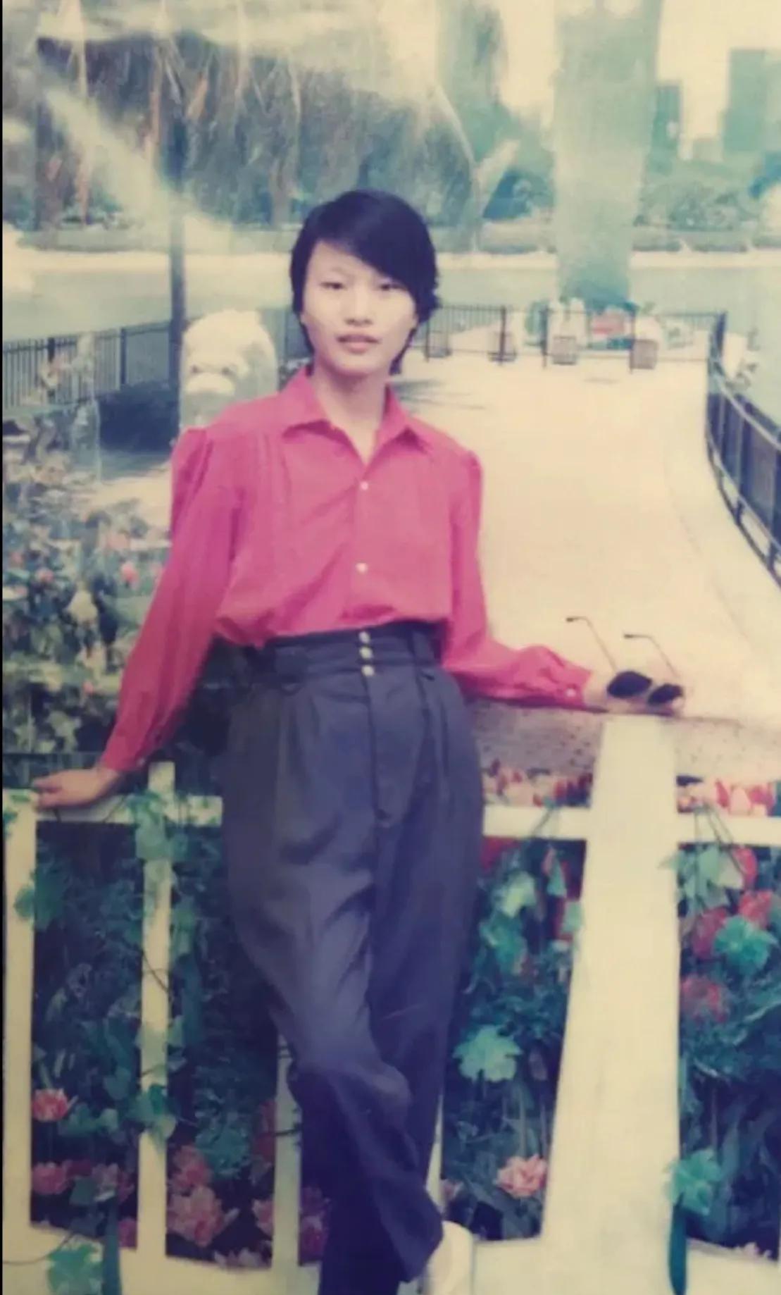 这张照片拍摄于1992年6月10日，湖南省邵阳师范学校毕业生在照相馆里的留影。镜
