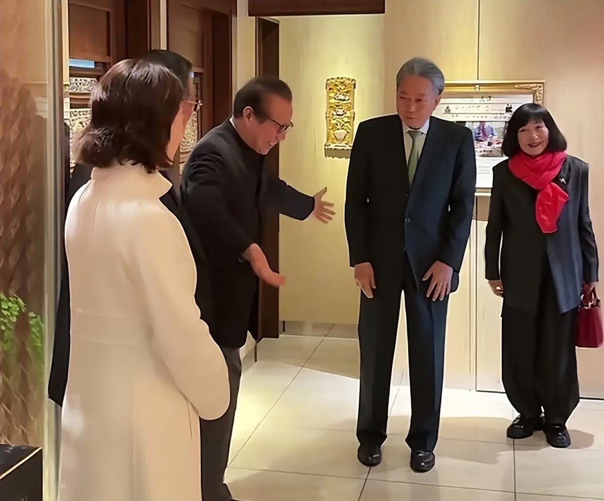 估计翁帆有一点会让另一个世界的杨老失望了！翁帆现在跟几个月以前的状态完全不同了，