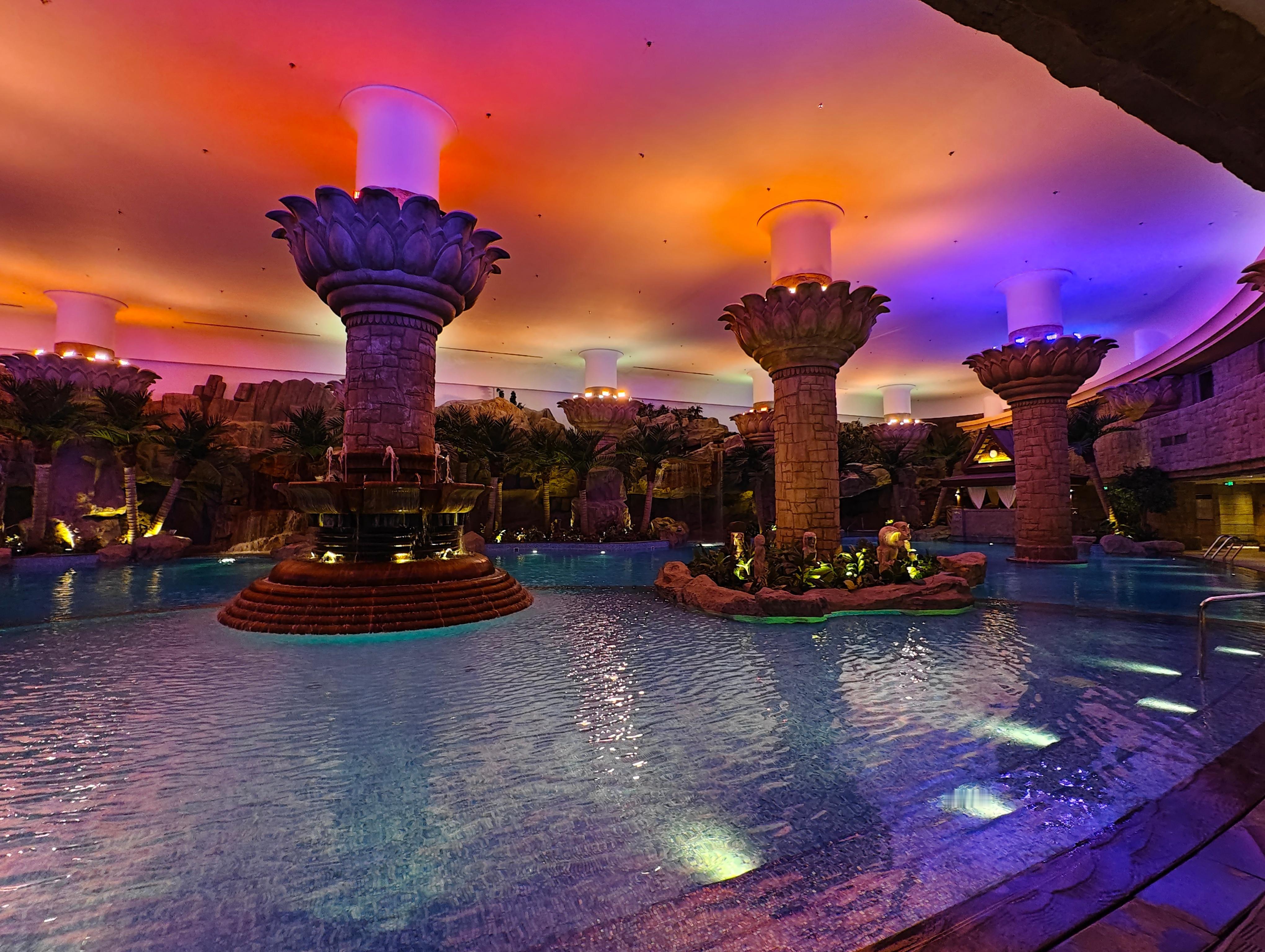 这个君悦酒店太夸张了在长安街的负三层竟然有这么离谱的温泉环境，太高端了。。。我没