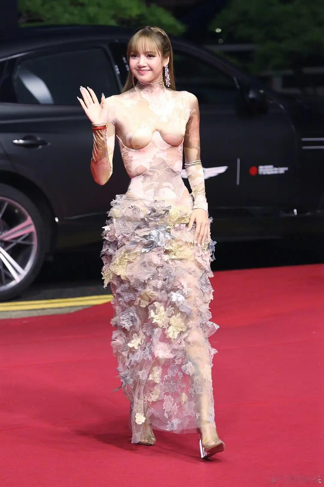 lisa这衣服按照你们的审美能get到吗[晕]lisa​​​